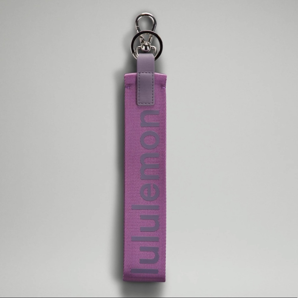 NWT lululemon neverlost keychain